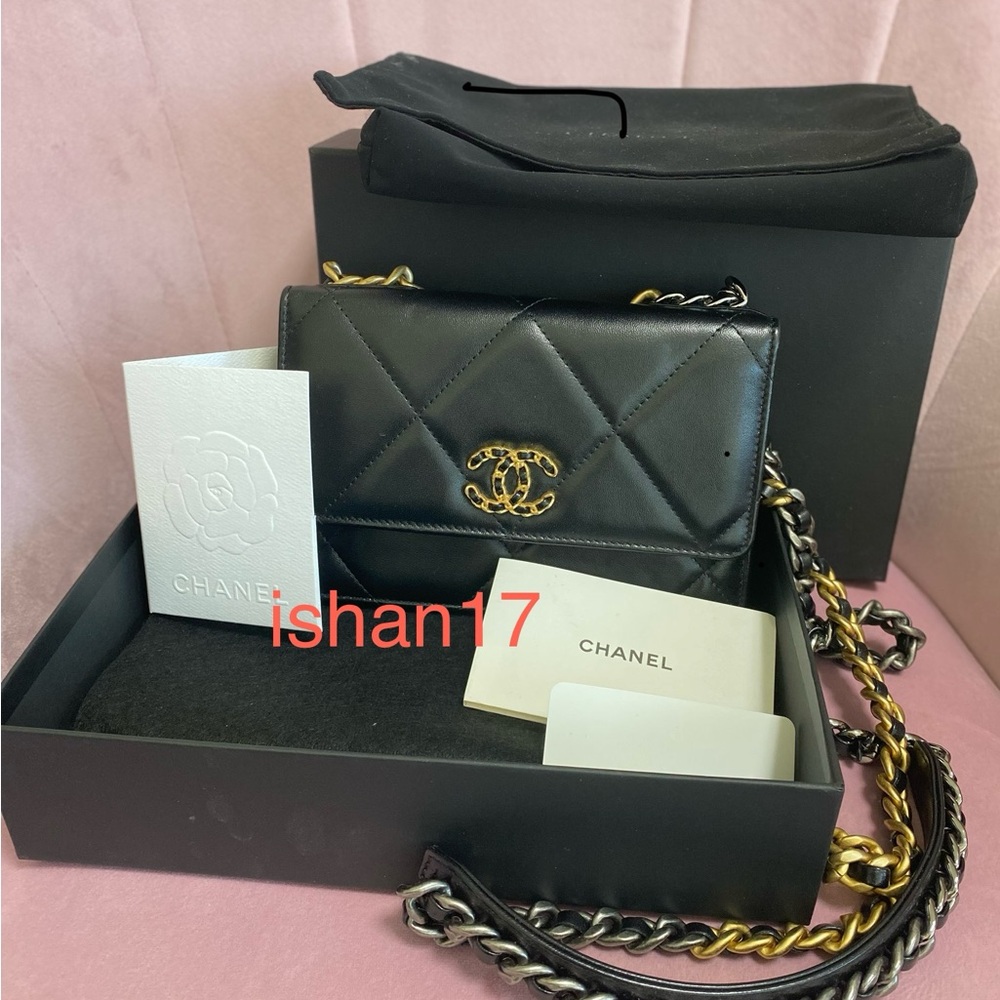 Chanel 19 woc black